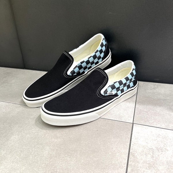 ゴッホ　イーブイ　黒枠　Mサイズ　キャンバス CLASSIC SLIP-ON🏁 |イーアス沖縄豊崎