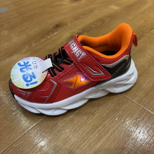 HAWKINS🌟✨光るスニーカー |イーアス沖縄豊崎