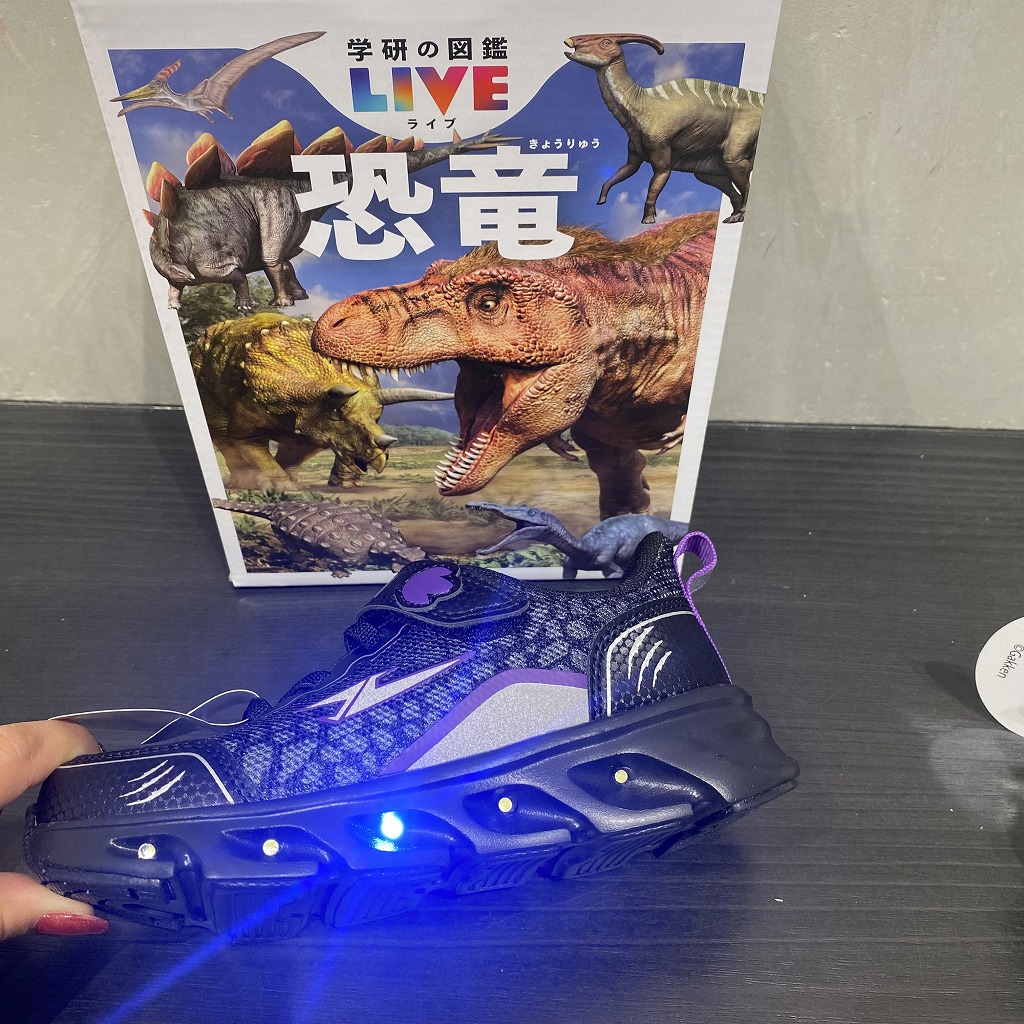 恐竜×光る靴 |イーアス沖縄豊崎