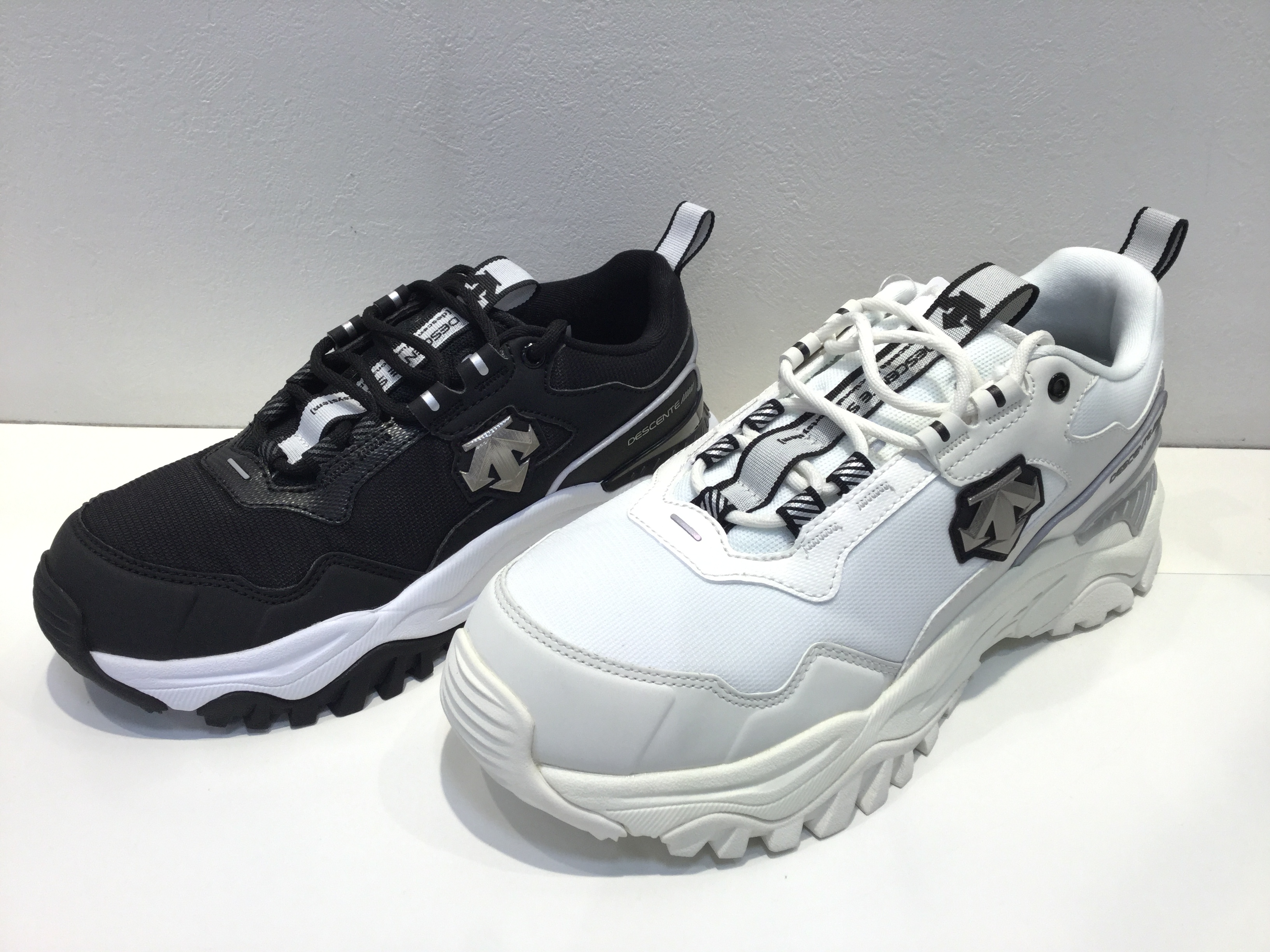 韓国限定デサントシューズ入荷！！ | ショップニュース | 沖縄